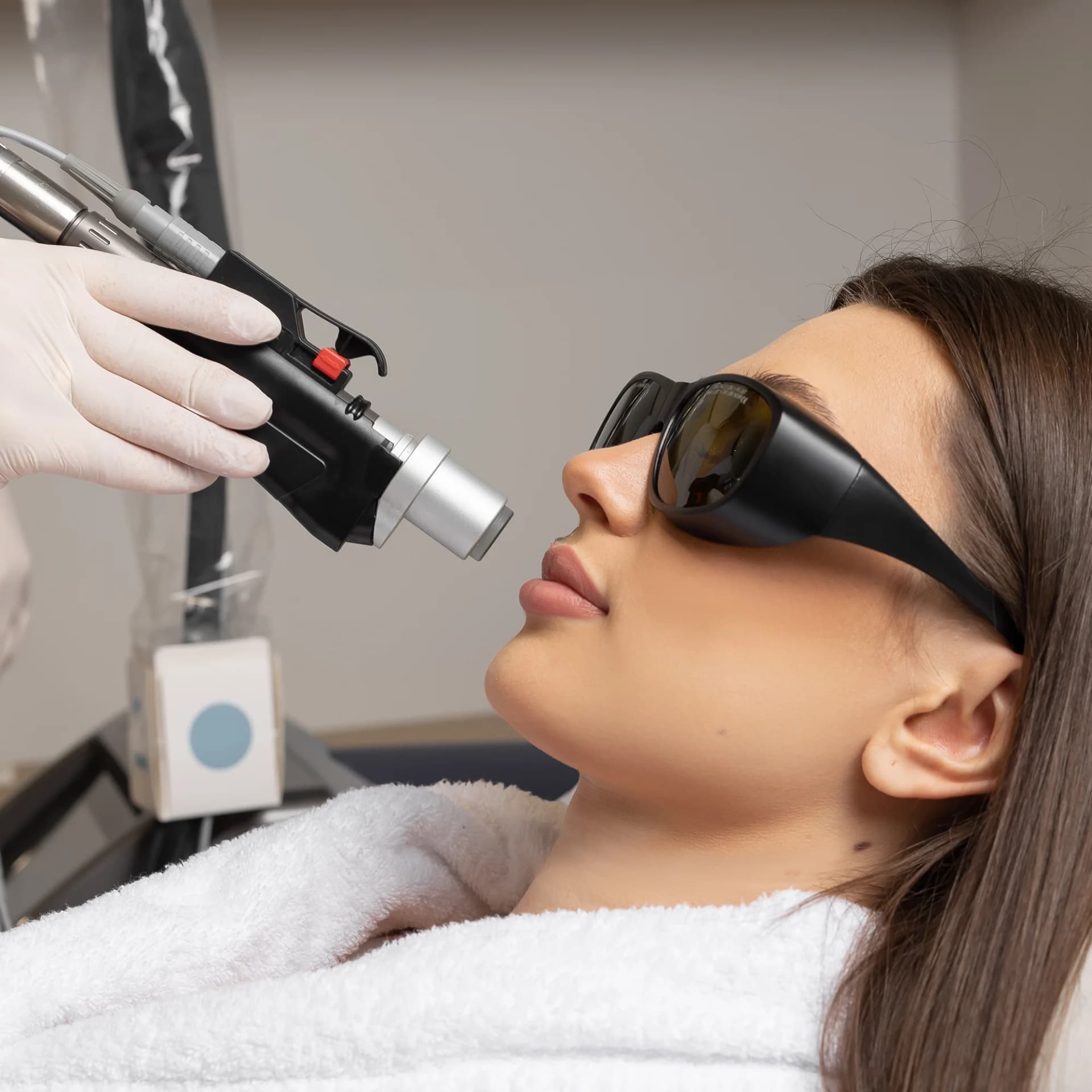 A free 15′ skin assessment with one of our aestheticians