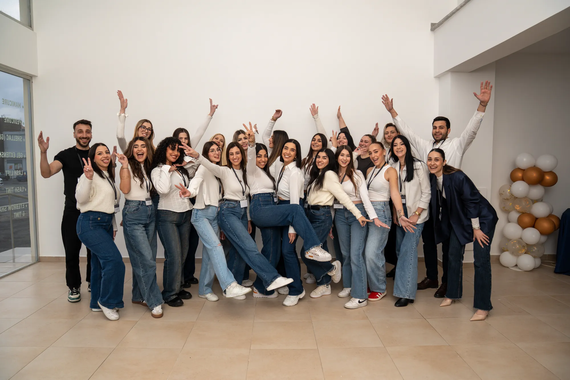 Η ομάδα της DermLux γιορτάζει μαζί σε ένα από τα σεμινάριά μας