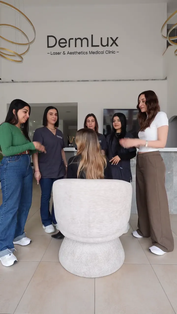 Μέλη της ομάδας της DermLux, το ένα μετά το άλλο στην πολυθρόνα σε μία από τις κλινικές μας